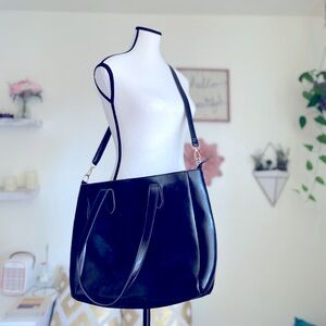 Black Shoulder Bag with Structured Design and Versatile Strap